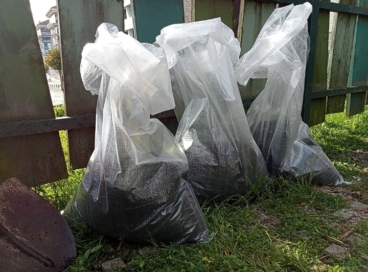 Reparto de compost na Illa de Compostaxe de Galeras