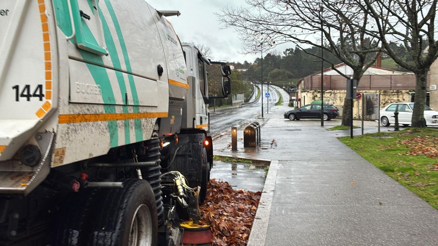 Barrido de follas en outono