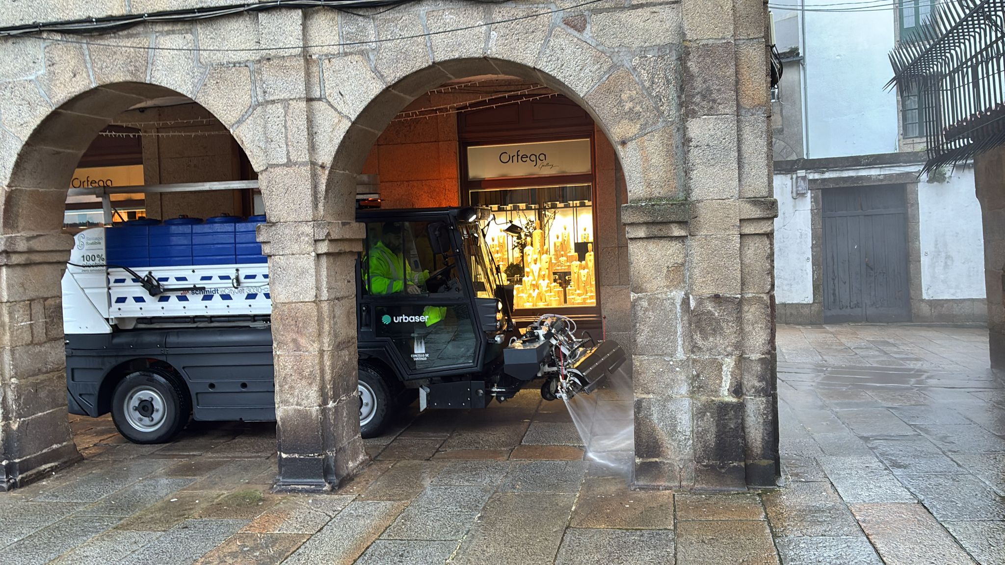 O equipo de limpeza de Santiago adapta as máquinas e técnicas empregadas para un resultado óptimo