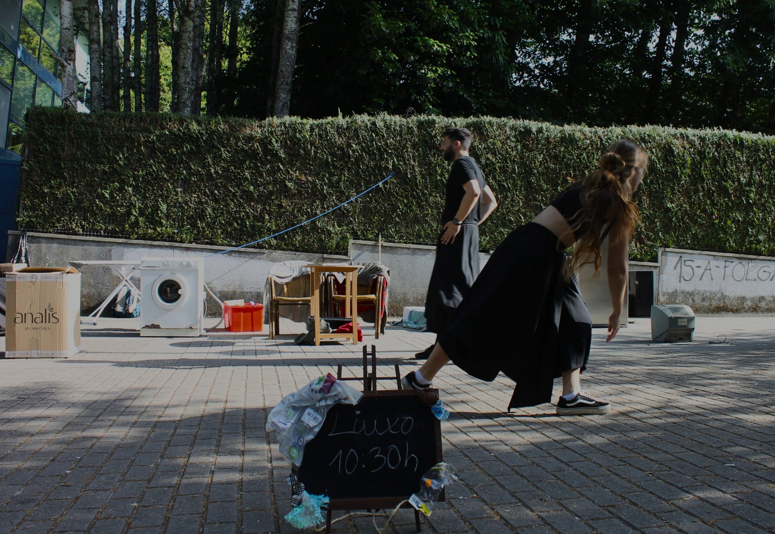 O teatro ‘De Luxo a Lixo’ chega a Santiago para abordar o abandono de voluminosos na rúa